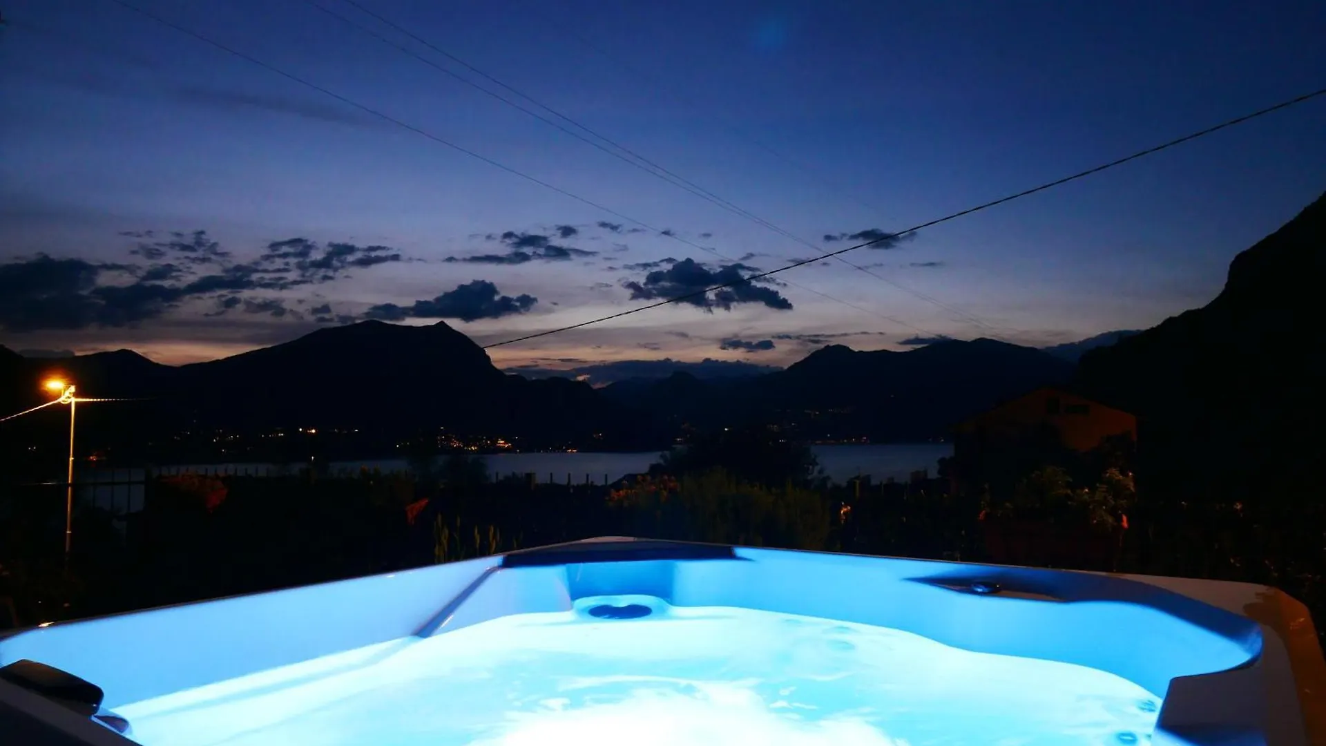 Garden Jacuzzi Lake View Lierna 0*,  Ιταλία