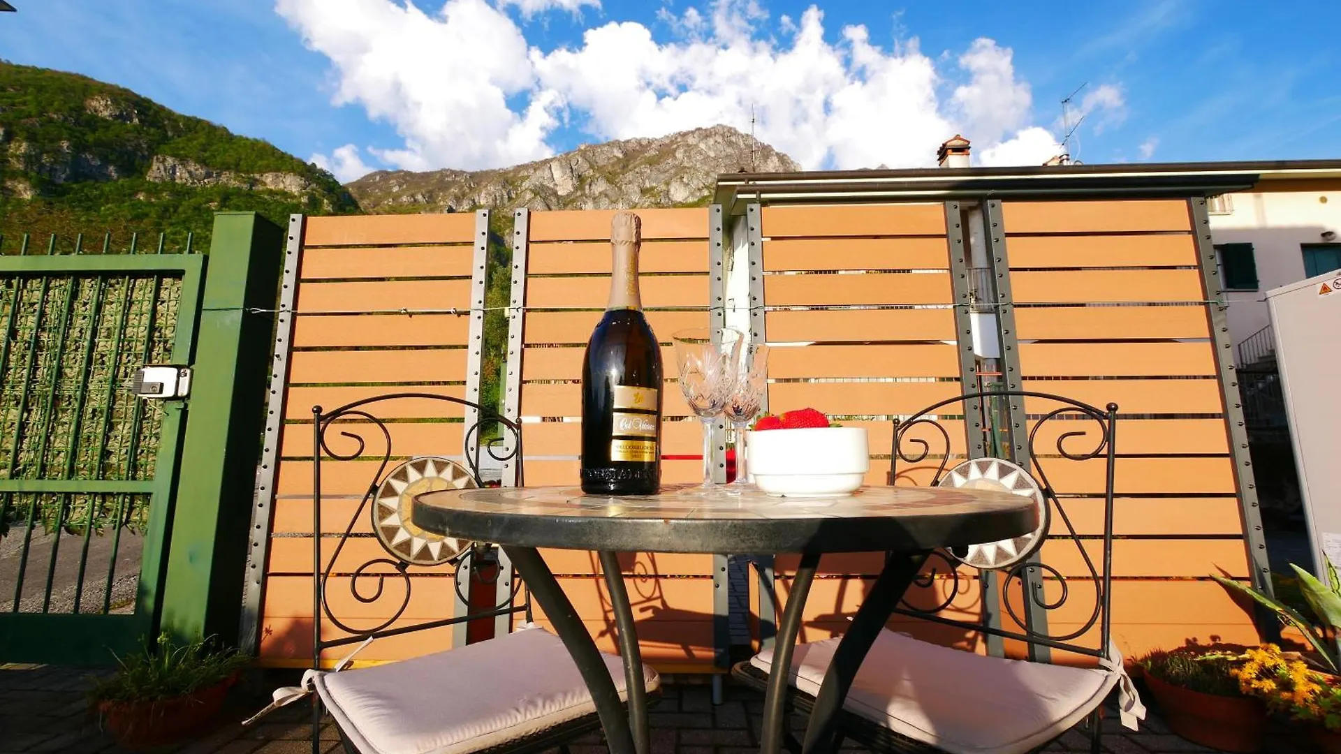 Garden Jacuzzi Lake View ليرنا شقة