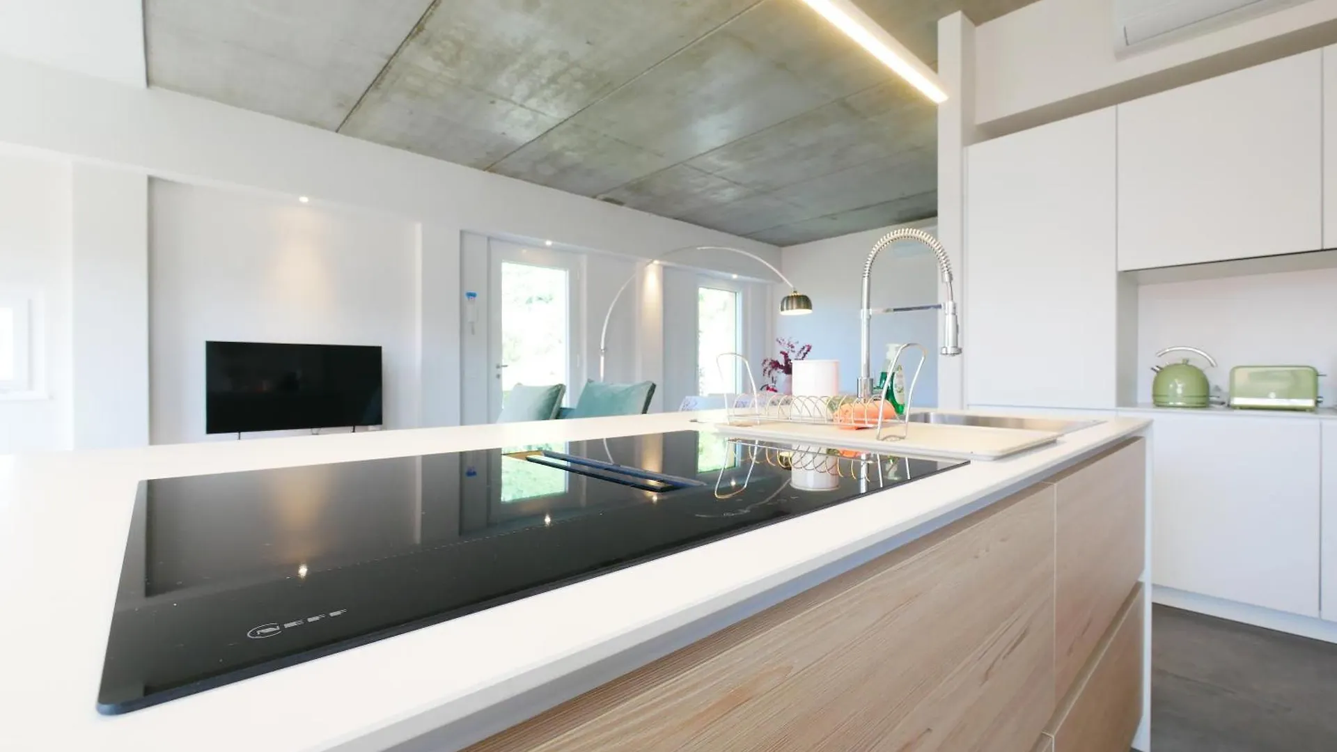 Garden Jacuzzi Lake View ليرنا شقة